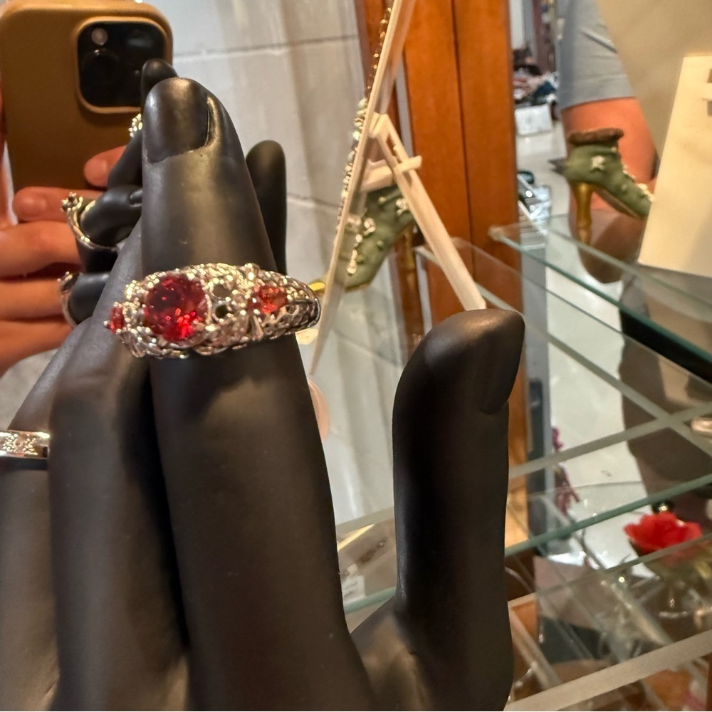 Elegant Silver and Red Gemstone Ring size 9 intricate design 3 stones - Picture 4 of 6